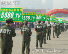 �𱬻��yƷ���̾W(w��ng)��һ�l��ݰ���ľGɫ�L��