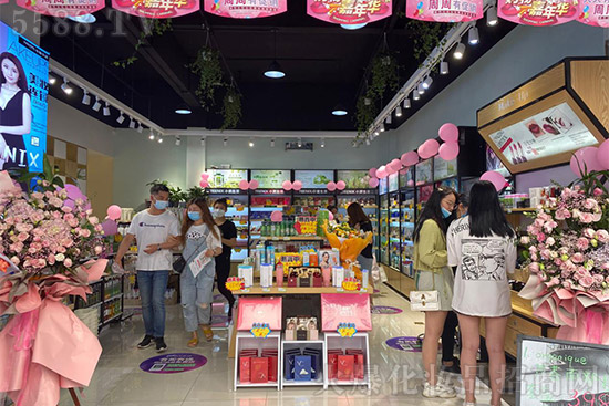 加盟化妝品店賺錢嗎?體驗式服務(wù)是小資生活的特色 加盟化妝品店賺錢嗎?體驗式服務(wù)是小資生活的特色