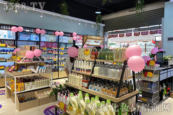 加盟化妝品店賺錢嗎?體驗式服務(wù)是小資生活的特色 加盟化妝品店賺錢嗎?體驗式服務(wù)是小資生活的特色