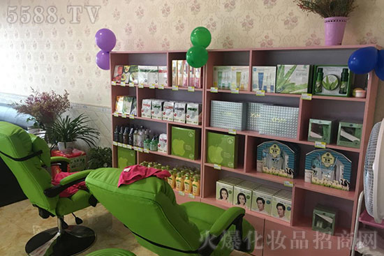 開進(jìn)口化妝品店,加盟小資生活美妝讓你無(wú)憂開店 開進(jìn)口化妝品店,加盟小資生活美妝讓你無(wú)憂開店