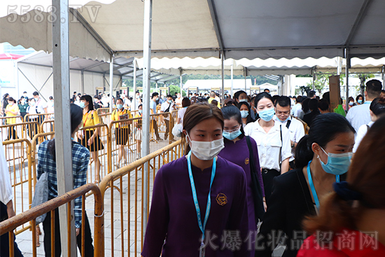 第55屆廣州美博會盛大開幕,精彩紛呈,驚艷四方 第55屆廣州美博會盛大開幕,精彩紛呈,驚艷四方