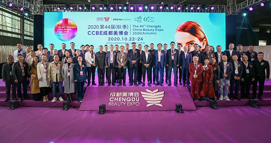 全國各地40余位行業(yè)商協(xié)會會長參與CCBE開幕式 全國各地40余位行業(yè)商協(xié)會會長參與CCBE開幕式